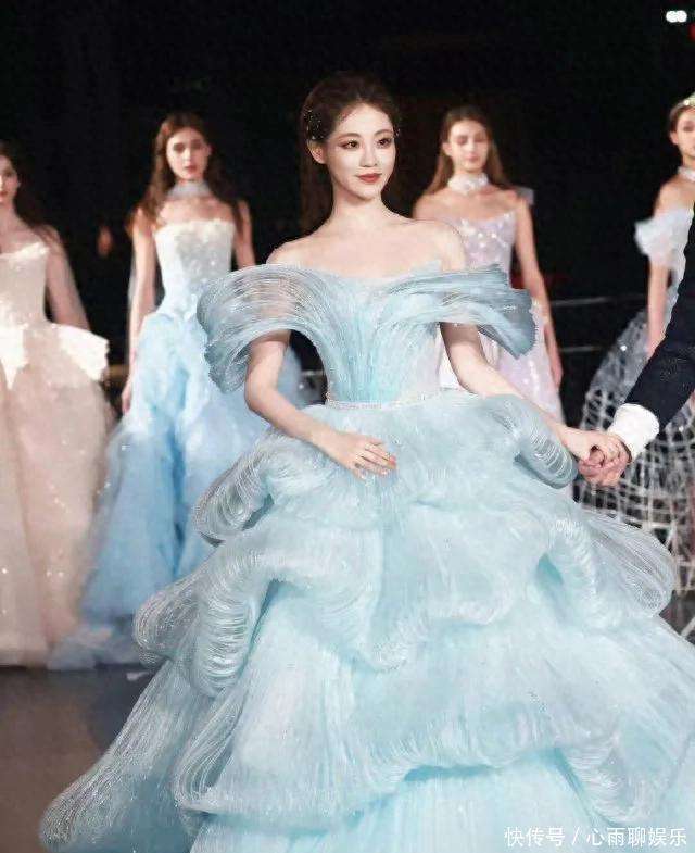 祝绪丹在上海时装周的造型简直封神凭细节和仪态赢麻了！